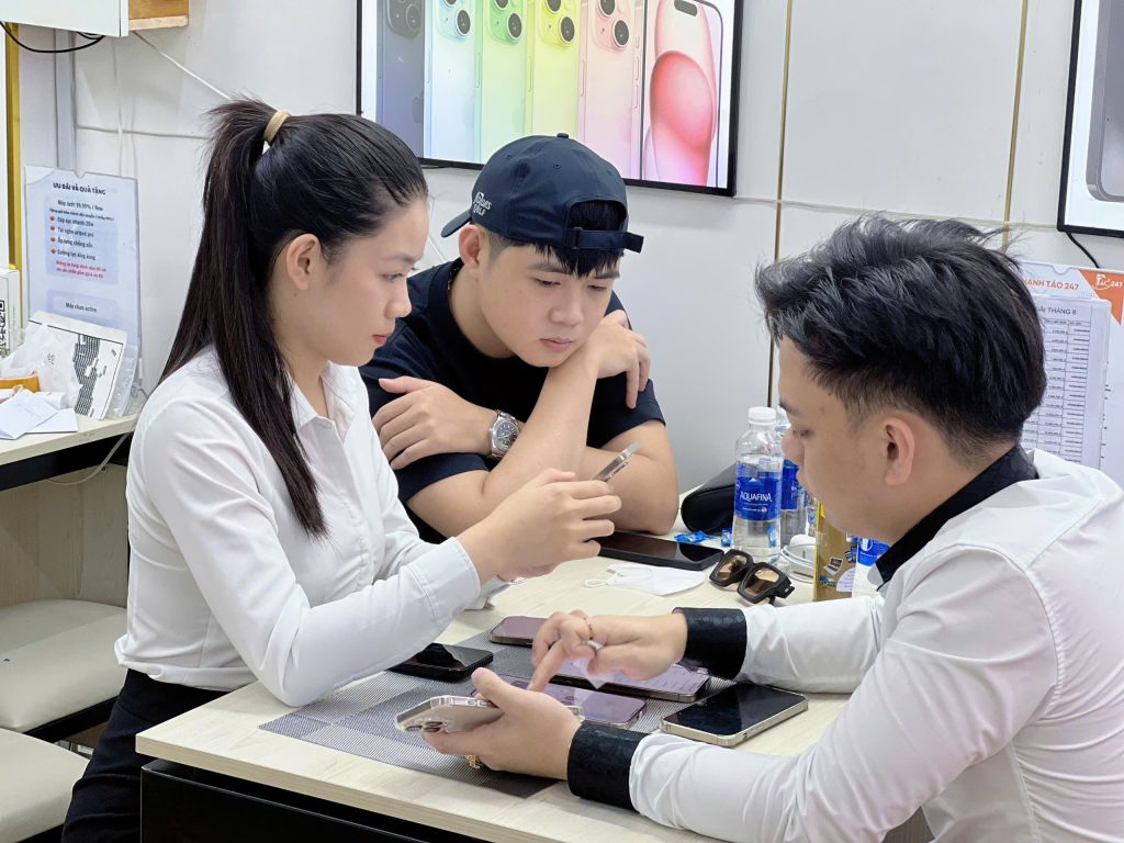 Khách hàng test iPhone cũ zin tại cửa hàng Táo 247 Đà Nẵng
