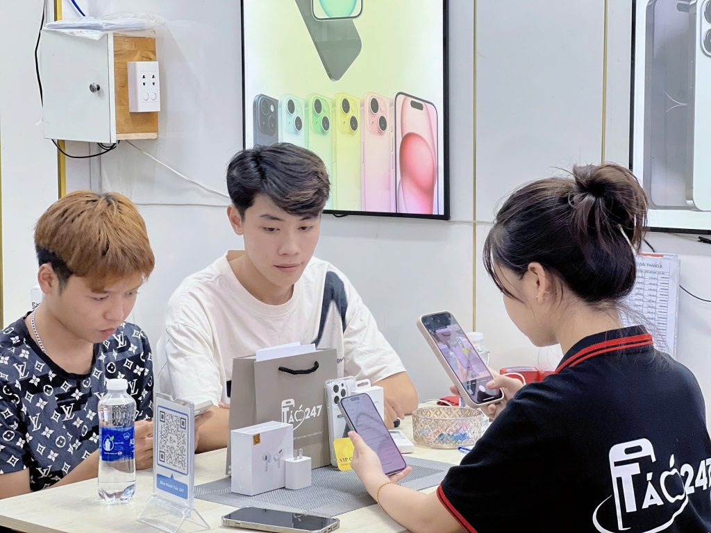 Khách hàng mua iPhone cũ zin tại Táo 247 Đà Nẵng – kiểm tra máy trước khi nhận
