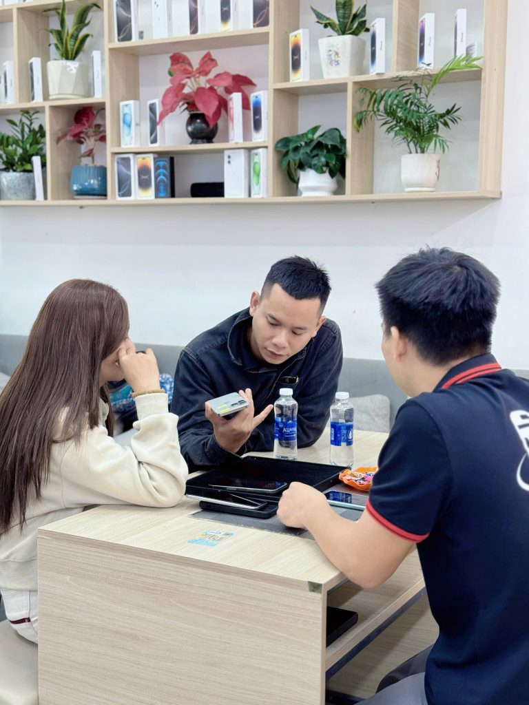 Khách kiểm tra iPhone cũ tại Táo 247 Đà Nẵng trước khi mua