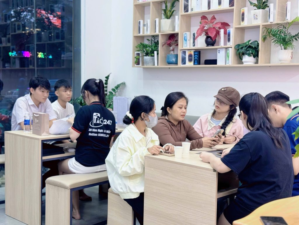 Khách hàng đông đảo tin tưởng đến mua iPhone cũ tại cửa hàng Táo 247 Đà Nẵng
