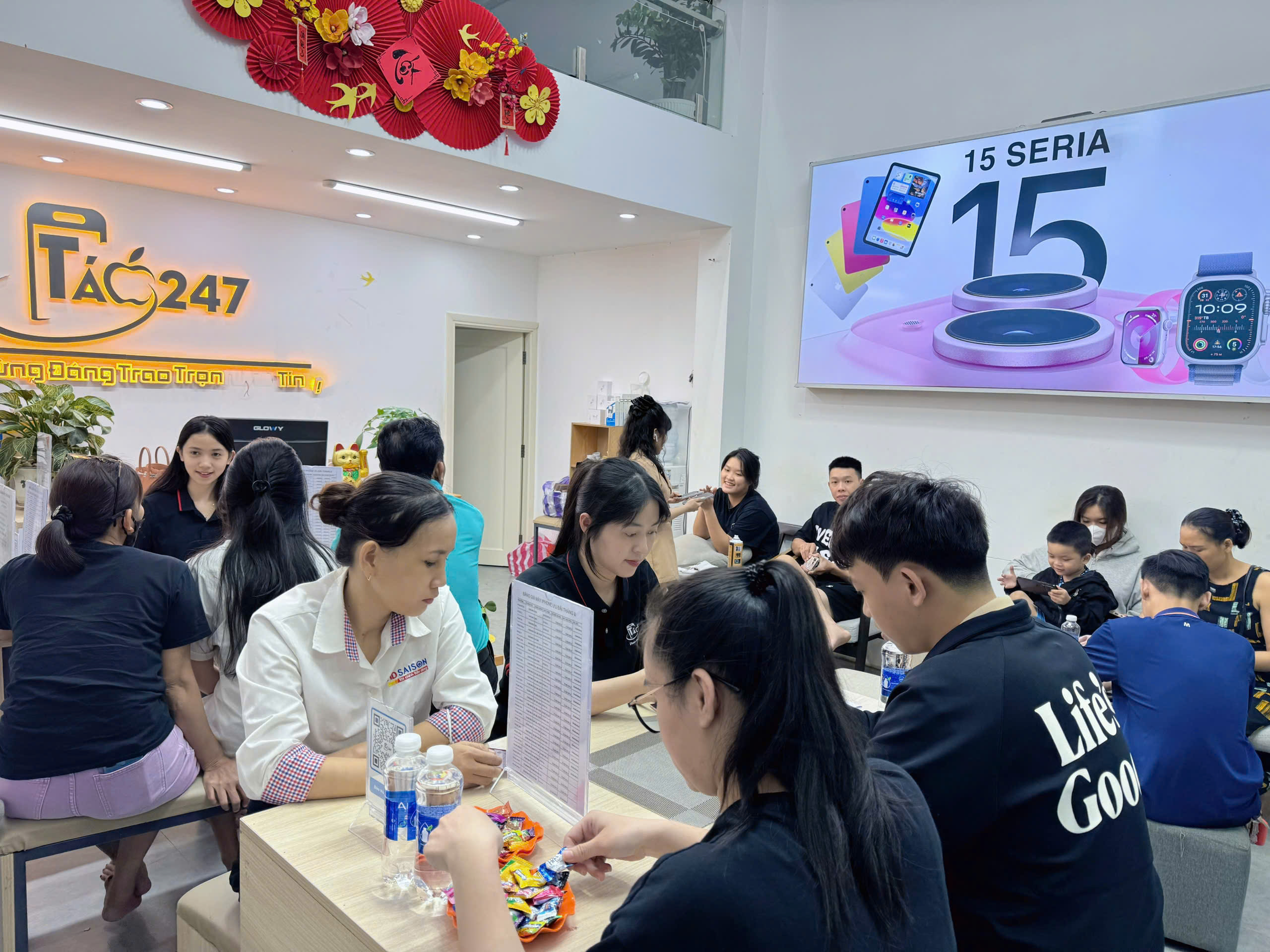 Khách hàng đến mua iPhone cũ tại Táo 247 Đà Nẵng – đông đúc, uy tín và chuyên nghiệp