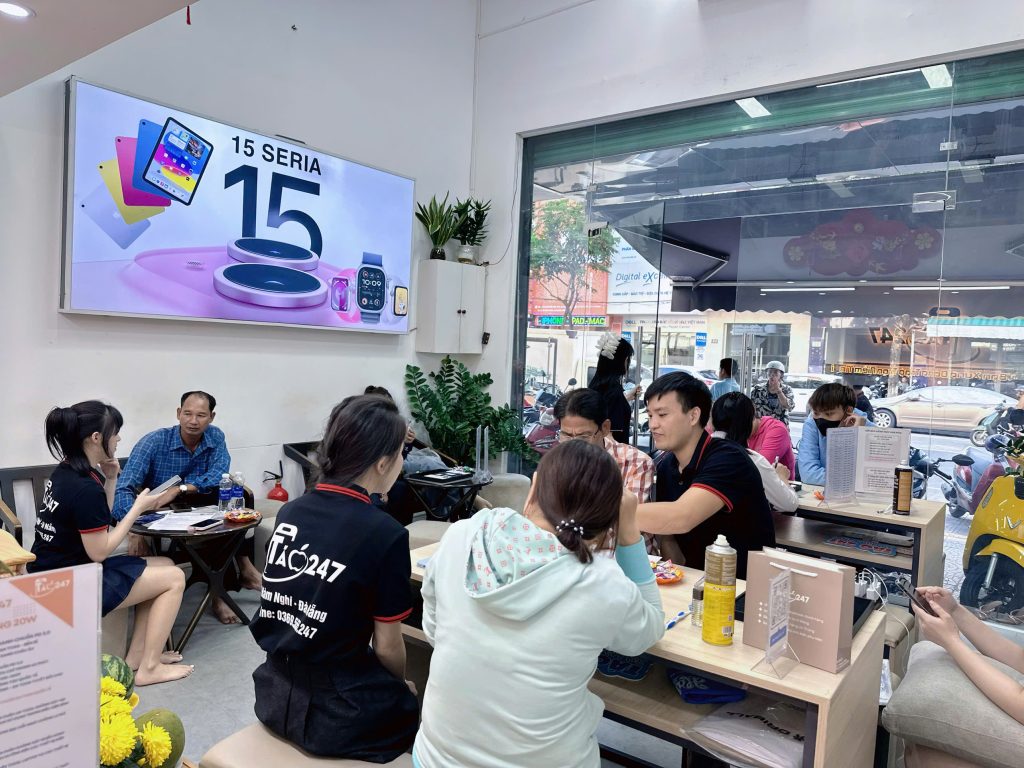 Không gian cửa hàng Táo 247 Đà Nẵng – khách hàng đang tư vấn mua iPhone trả góp không cần trả trước