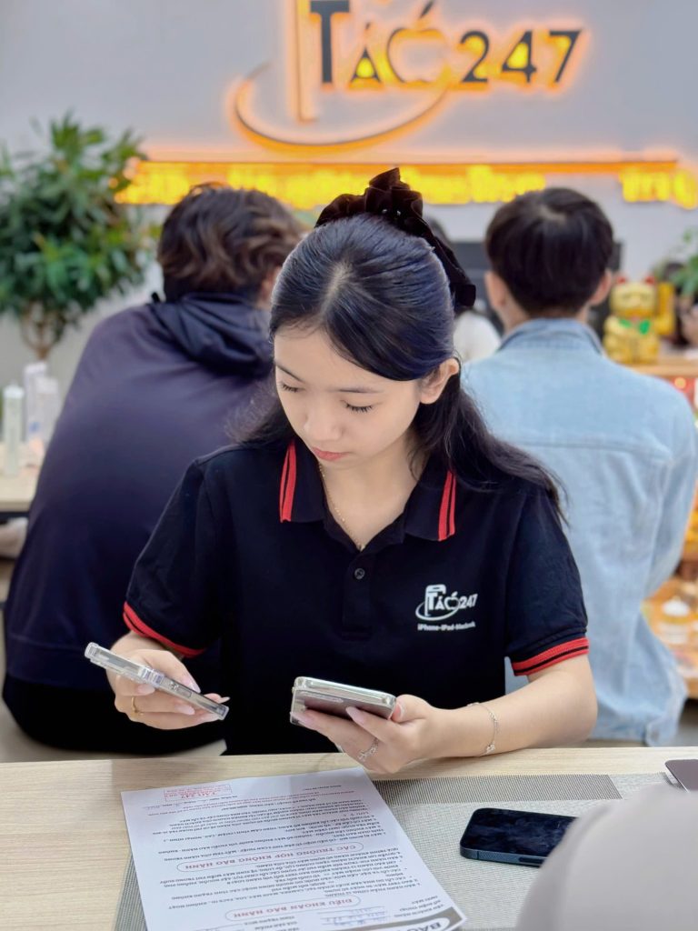 Nhân viên Táo 247 tư vấn iPhone Lock cũ Đà Nẵng cho khách hàng