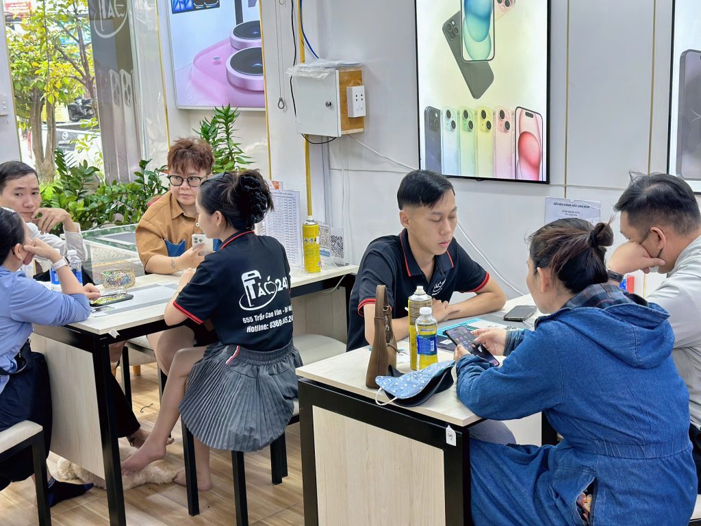 Khách hàng được tư vấn mua iPhone cũ trả góp trực tiếp tại cửa hàng Táo 247 Đà Nẵng
