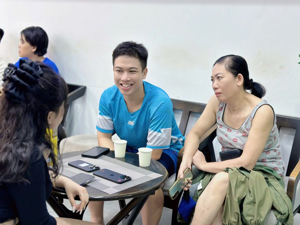 Khách hàng mua iPhone mới tại Táo 247 Đà Nẵng nhận quà tặng