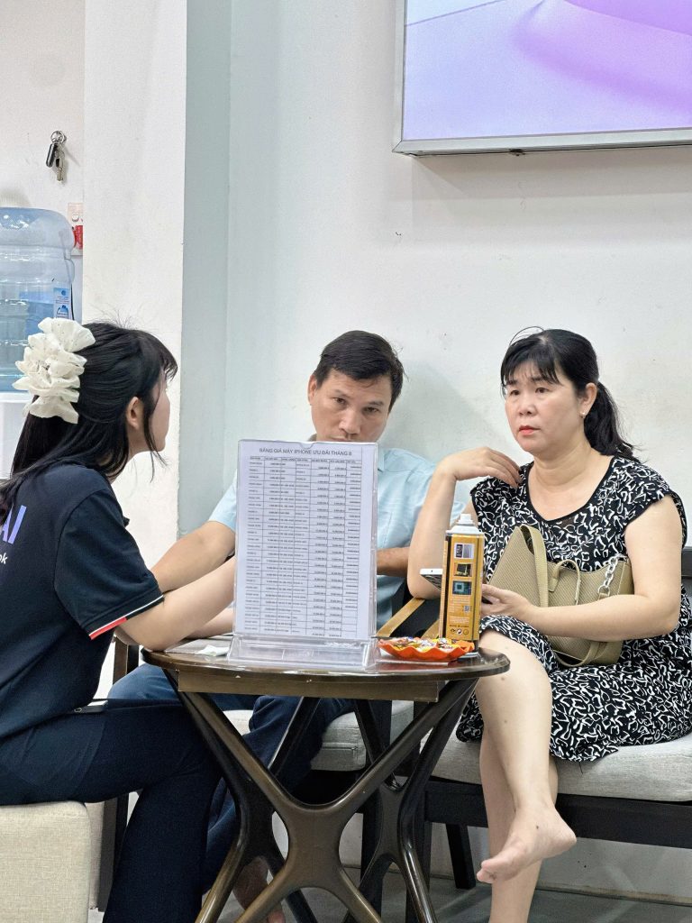 Khách hàng lớn tuổi được tư vấn mua iPhone cũ sạc nhanh tại Táo 247 Đà Nẵng