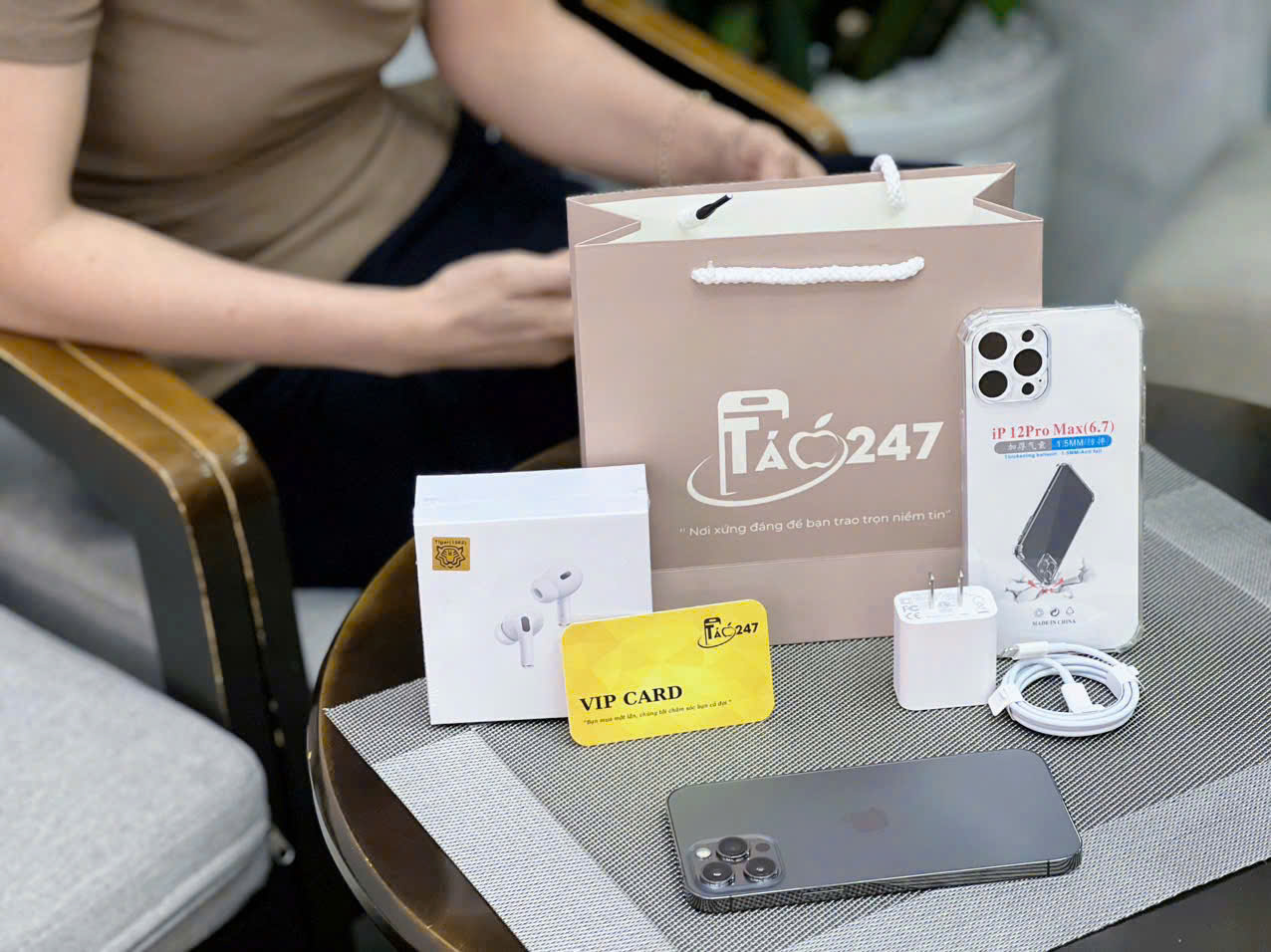 Quà tặng khi mua iPhone cũ tại Táo 247 Đà Nẵng bao gồm sạc, tai nghe, ốp lưng và thẻ VIP