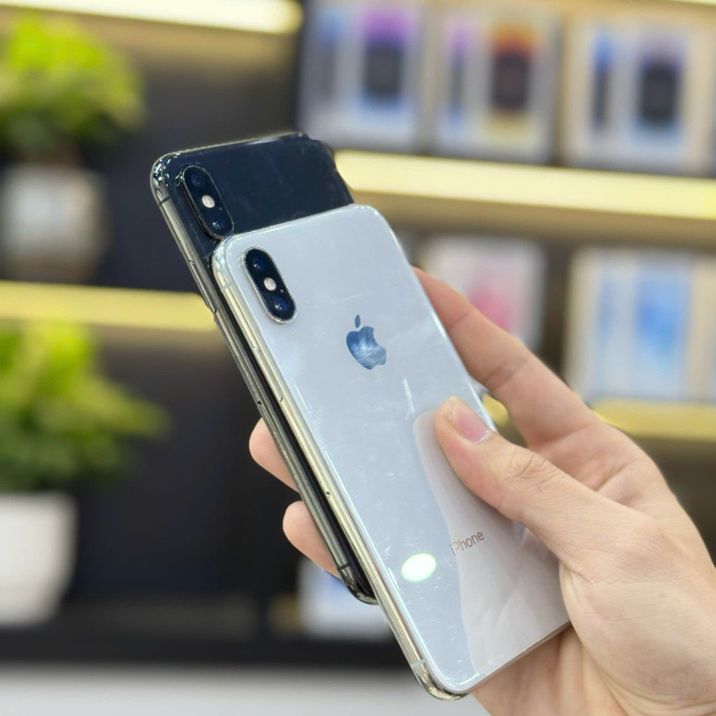 Hai chiếc iPhone cũ đang được kiểm tra ngoại hình tại cửa hàng Táo 247 Đà Nẵng
