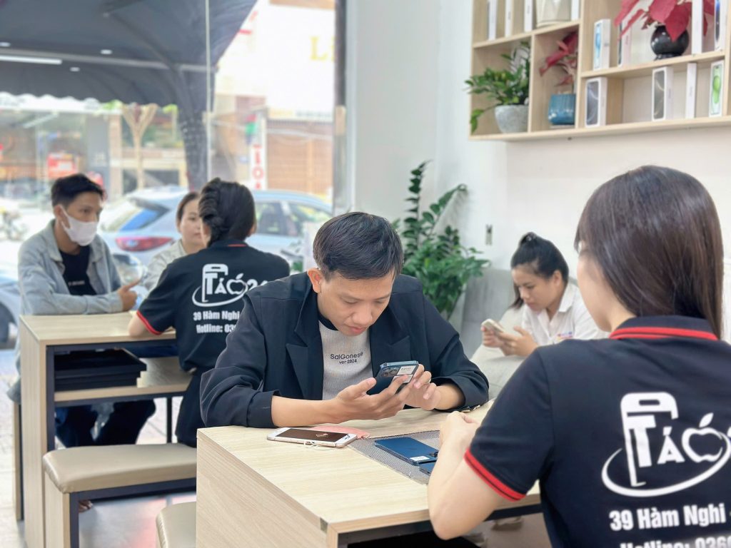 Khách hàng trải nghiệm và test iPhone 16 cũ tại cửa hàng Táo 247 Đà Nẵng – tư vấn nhiệt tình, máy zin chất lượng
