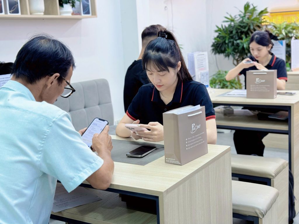 Nhân viên Táo 247 tư vấn khách hàng sửa chữa iPhone tại Đà Nẵng – dịch vụ nhanh, chuyên nghiệp, minh bạch giá.
