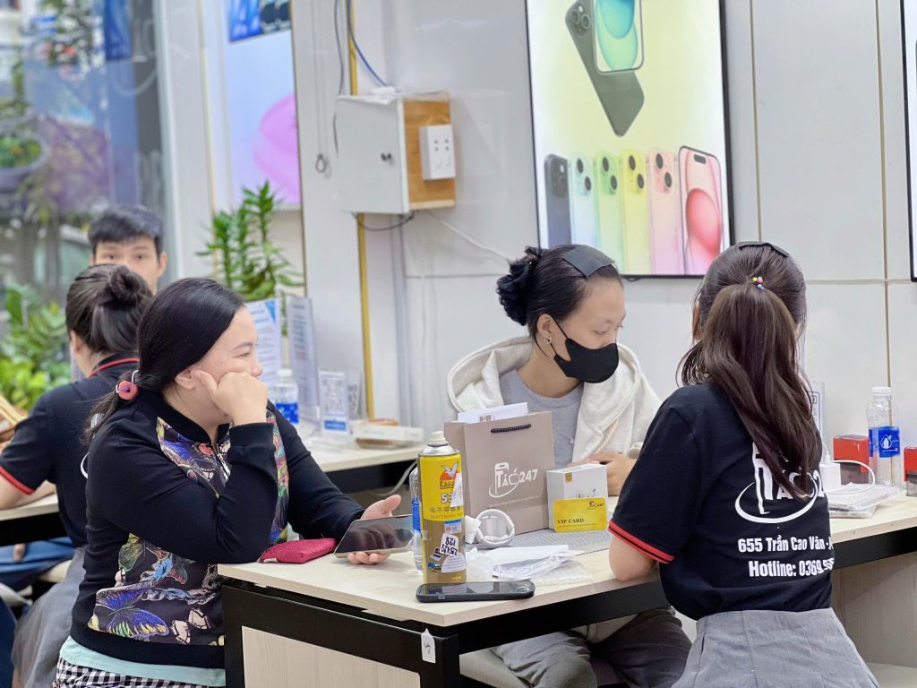 Khách hàng đến cửa hàng Táo 247 Đà Nẵng để được tư vấn mua và sửa chữa iPhone cũ – uy tín, giá hợp lý, chăm sóc tận tình.
