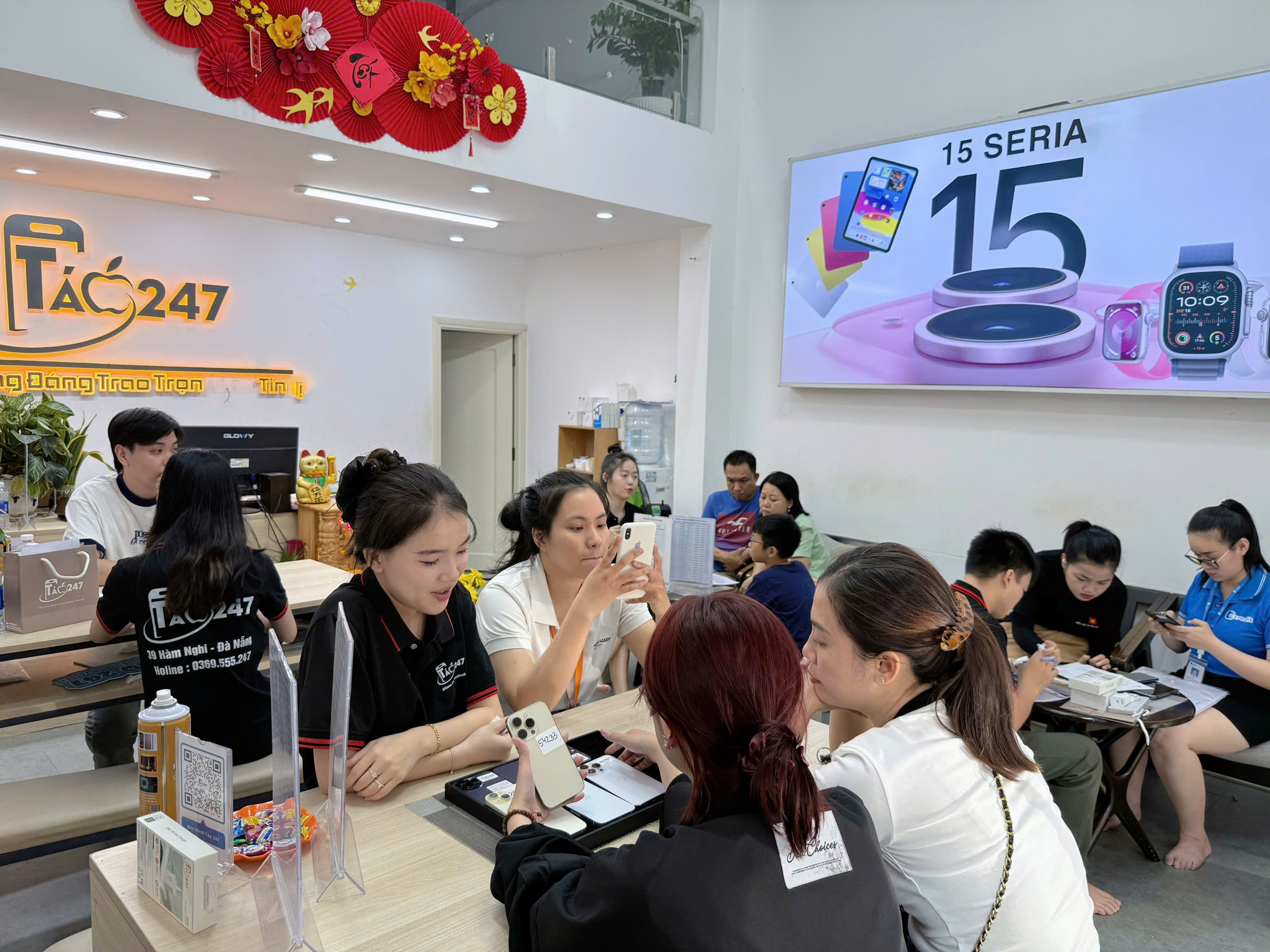 Cửa hàng Táo 247 Đà Nẵng đông khách đến mua iPhone và sửa chữa điện thoại – không gian hiện đại, nhân viên hỗ trợ tận tâm.