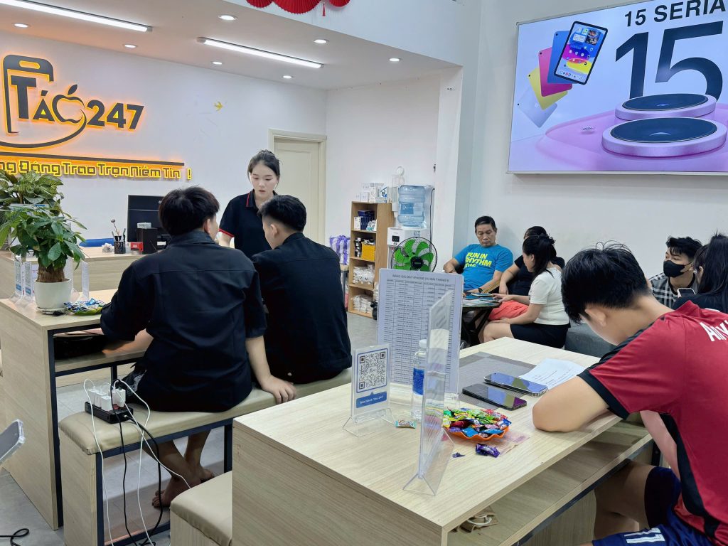 Khách hàng mua iPhone cũ tại Táo 247 Đà Nẵng, cửa hàng uy tín bảo hành lâu dài
