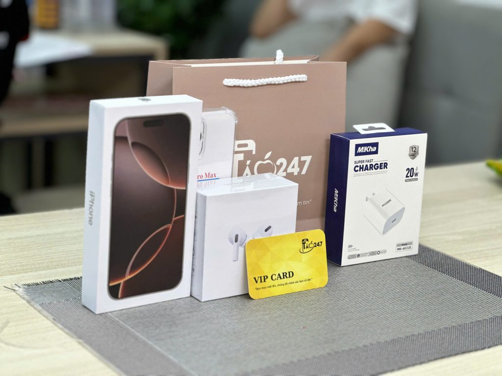 Quà tặng khi mua iPhone cũ tại Táo 247 Đà Nẵng gồm sạc nhanh, tai nghe và thẻ VIP