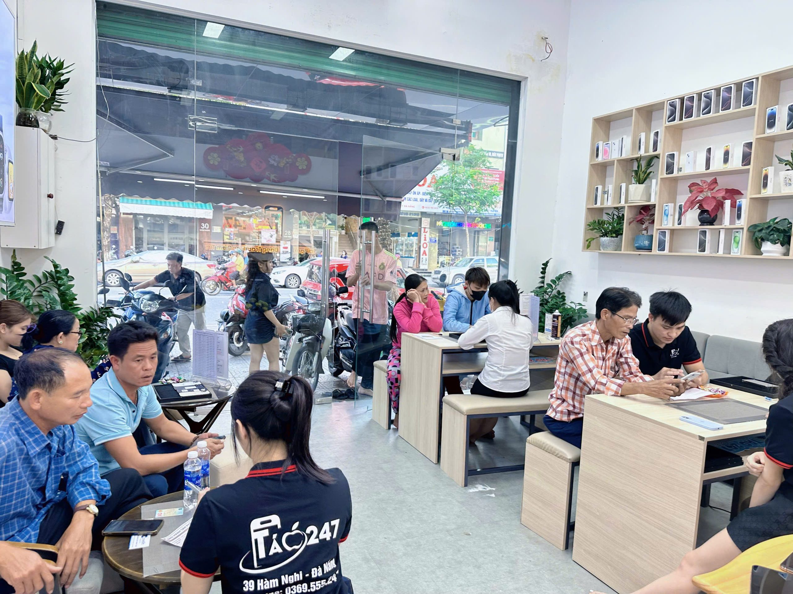 Khách hàng sửa iPhone tại Táo 247 Đà Nẵng – địa chỉ sửa chữa uy tín, giá tốt, lấy liền trong ngày.