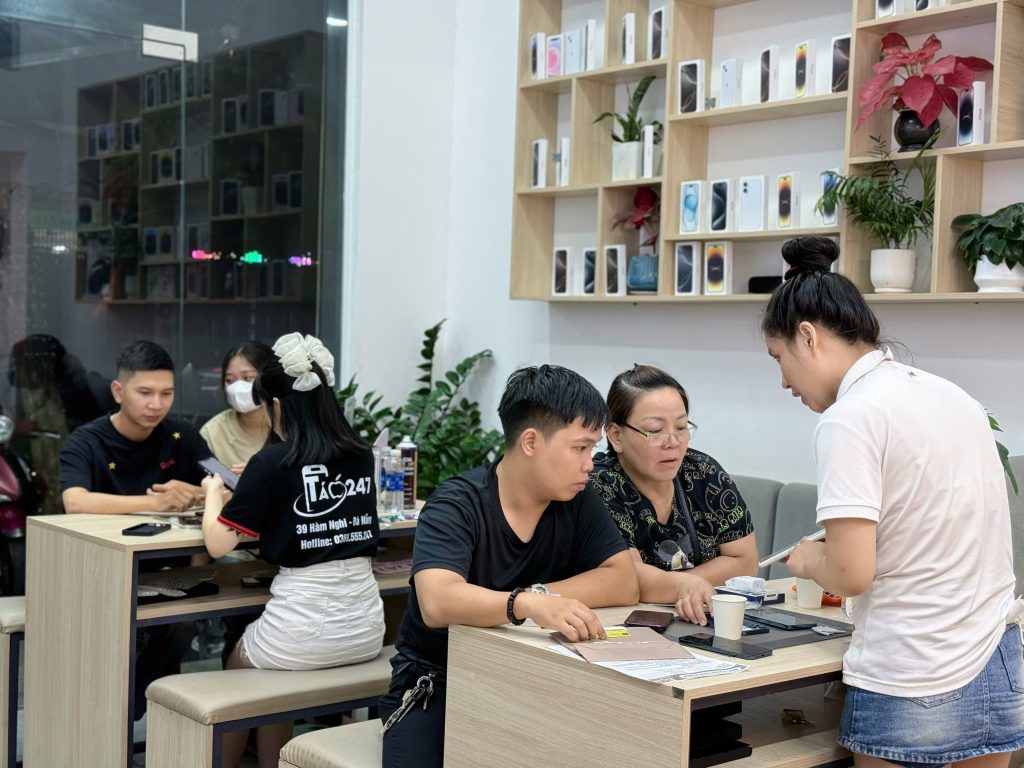 Khách hàng tại Táo 247 Đà Nẵng được tư vấn chi tiết khi mua iPhone cũ – đảm bảo máy zin, giá tốt, bảo hành rõ ràng
