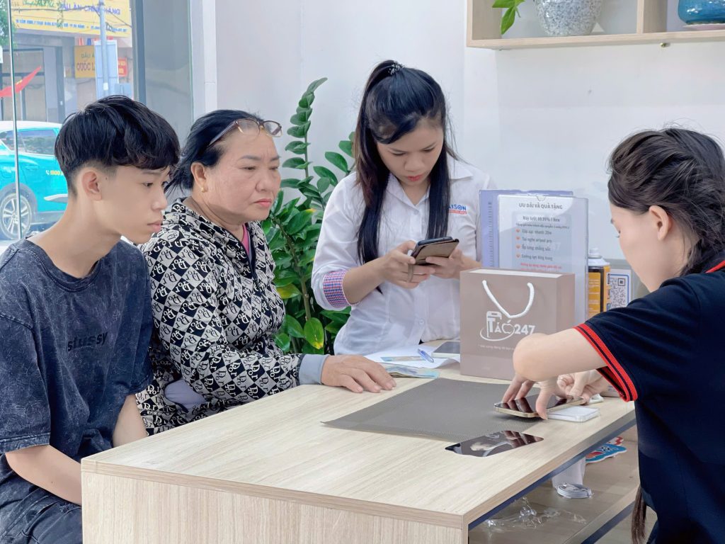 mua-iphone-cu-gia-tot-da-nang-tao247 (1) Khách hàng kiểm tra và mua iPhone cũ tại cửa hàng Táo 247 Đà Nẵng – Dịch vụ tận tâm, chuyên nghiệp
