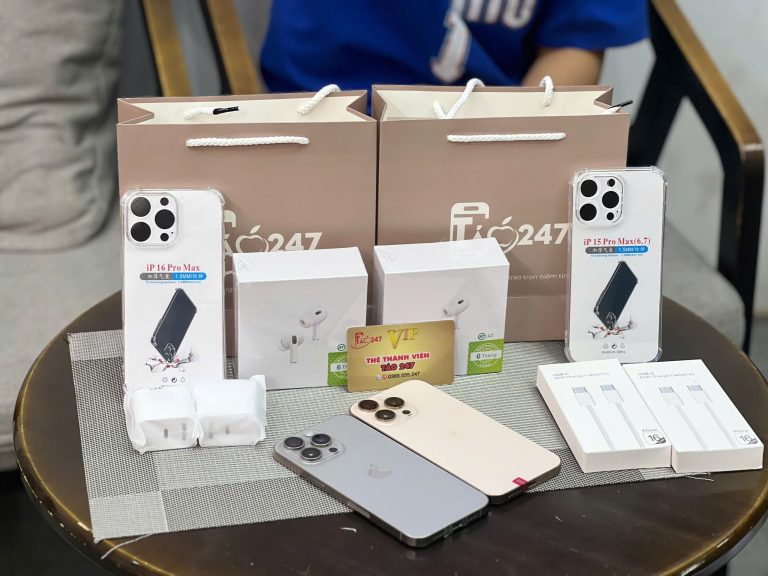 Bộ sản phẩm iPhone 15 và iPhone 16 Pro Max cùng quà tặng khi mua tại cửa hàng Táo 247 Đà Nẵng