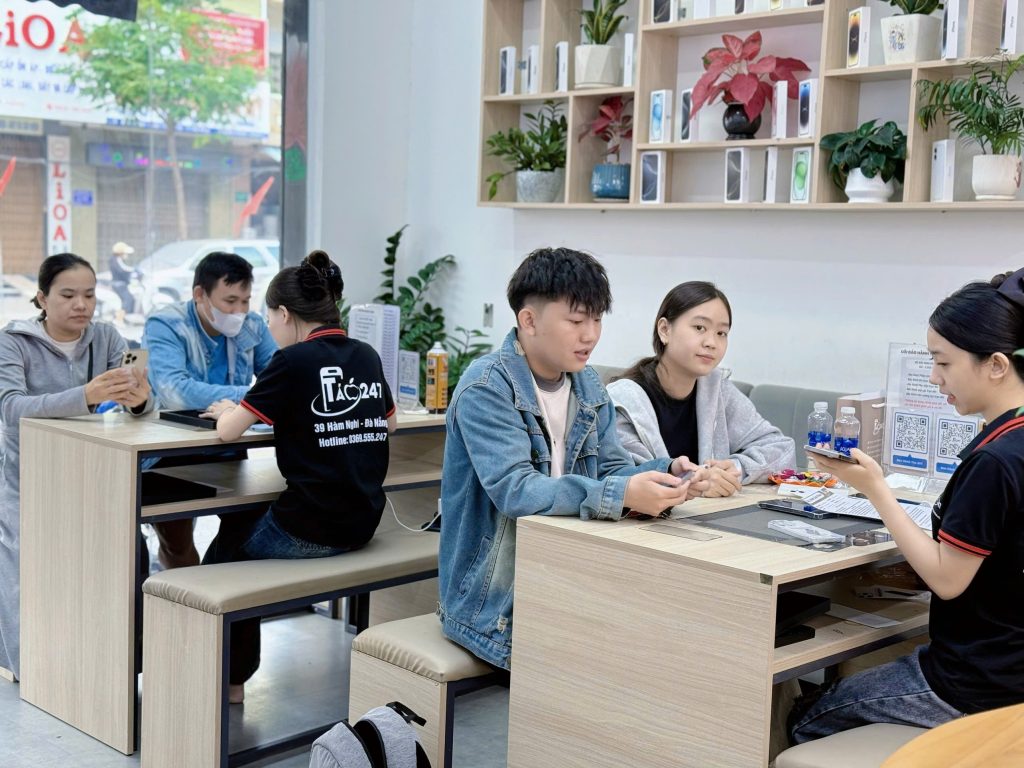 mua-iphone-cu-gia-tot-da-nang-tao247 (9) Khách hàng đến mua iPhone cũ tại Táo 247 Đà Nẵng – Không gian hiện đại, phục vụ chuyên nghiệp