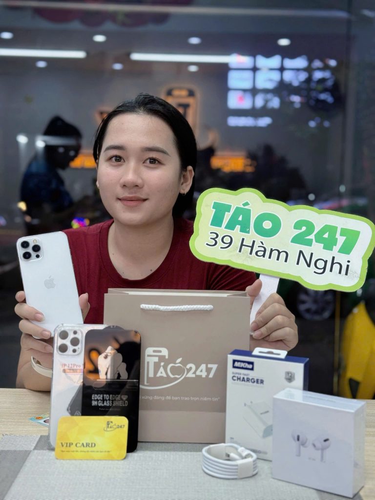 Khách hàng nhận iPhone cùng quà tặng tại cửa hàng Táo 247 – 39 Hàm Nghi, Đà Nẵng