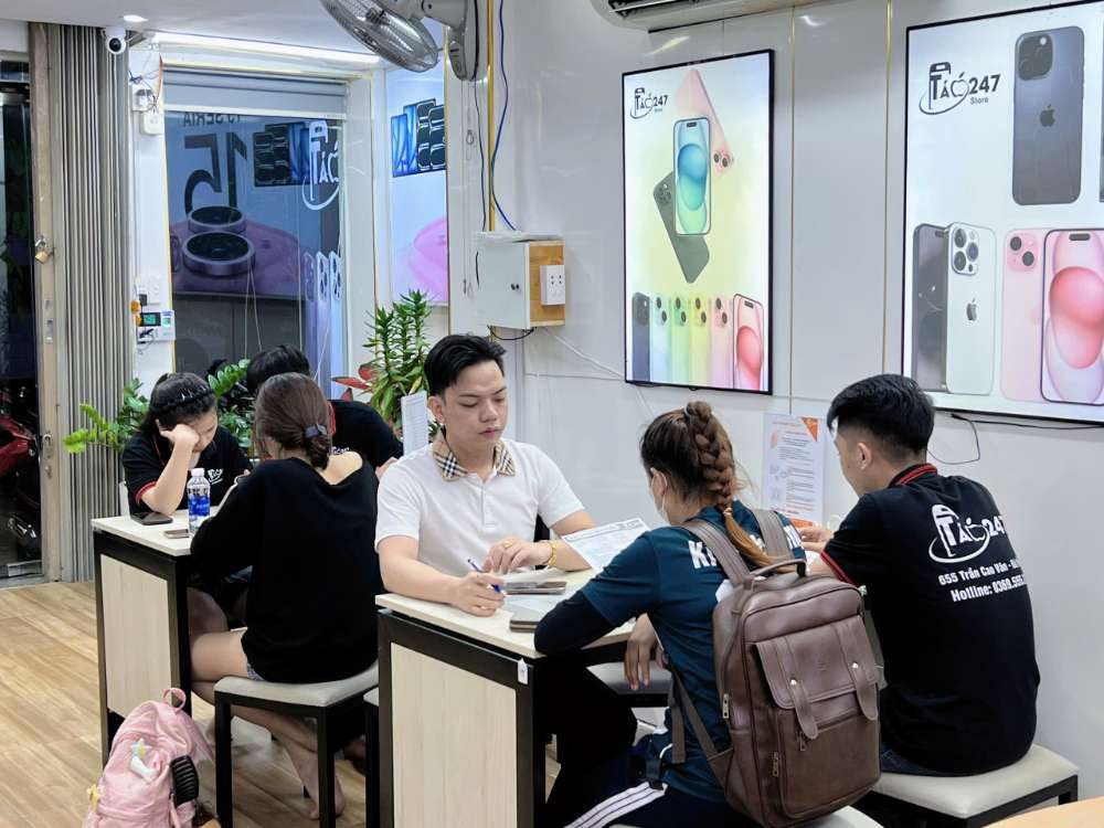 Cửa hàng Táo 247 Hồ Chí Minh – khách hàng mua iPhone cũ giá rẻ, máy zin 100%, bảo hành pin trọn đời