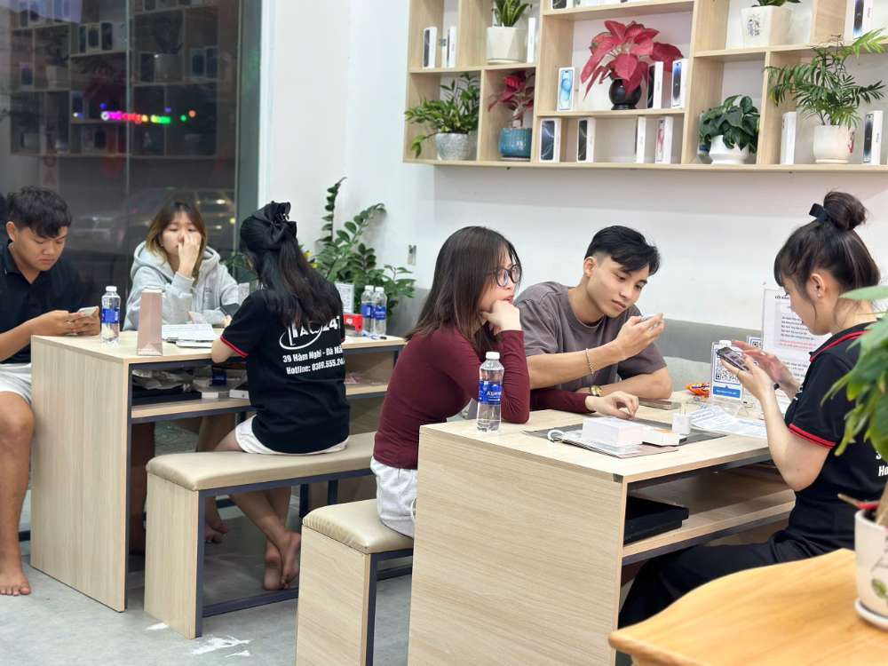 Mua iPhone cũ uy tín TP.HCM – Nhân viên Táo 247 Hồ Chí Minh tư vấn khách hàng kiểm tra máy kỹ lưỡng