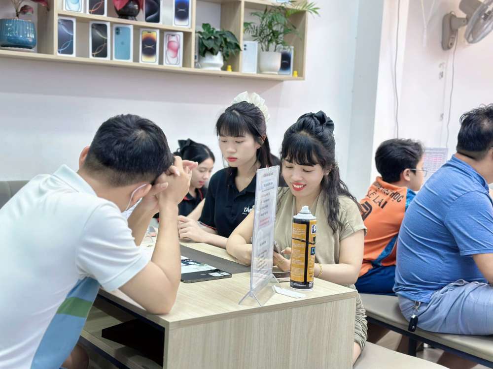 Nhân viên Táo 247 Hồ Chí Minh tư vấn khách hàng mua iPhone trả góp – dịch vụ uy tín, chuyên nghiệp, hỗ trợ tận tâm