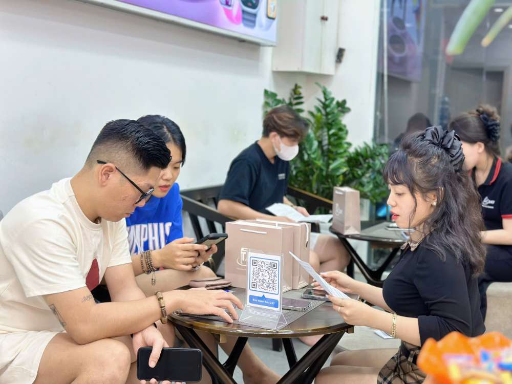 Khách hàng mua iPhone cũ giá rẻ tại cửa hàng Táo 247 Hồ Chí Minh – máy zin 100%, bảo hành dài hạn