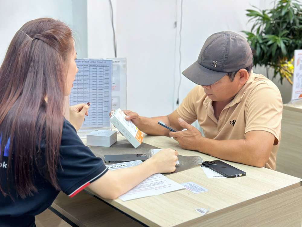 Nhân viên Táo 247 Hồ Chí Minh tư vấn khách hàng mua iPhone cũ – máy zin 100%, giá rẻ, bảo hành pin trọn đời