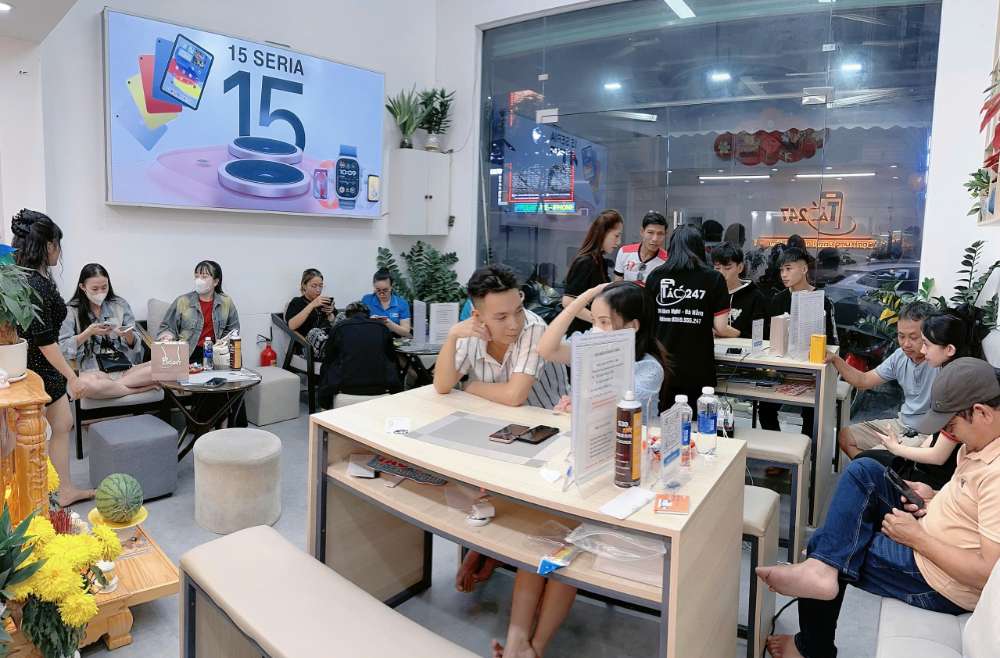 Không khí mua sắm iPhone cũ tại Táo 247 Hồ Chí Minh – cửa hàng uy tín, máy zin 100%, giá rẻ, bảo hành dài hạn