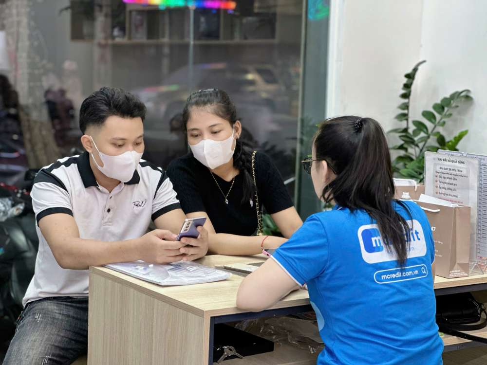 Khách hàng mua iPhone cũ tại Táo 247 Hồ Chí Minh – máy zin 100%, giá rẻ, bảo hành dài hạn