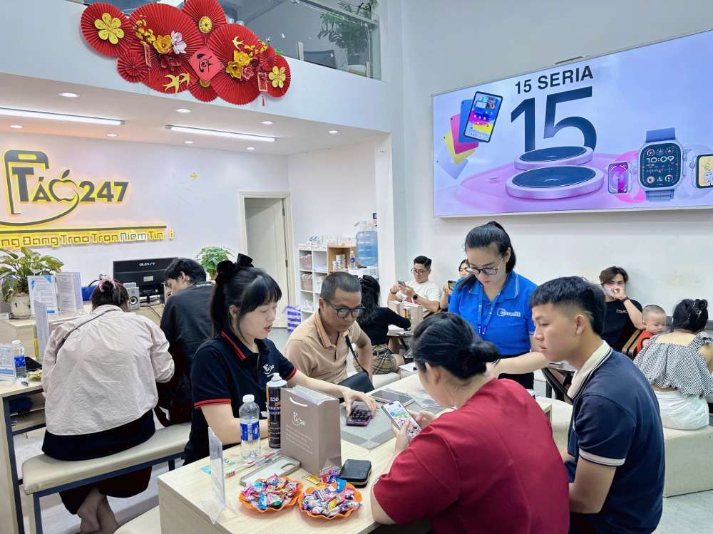 Khách hàng mua iPhone cũ tại Táo 247 Hồ Chí Minh – cửa hàng uy tín Gò Vấp, máy zin 100%, giá rẻ, bảo hành dài hạn