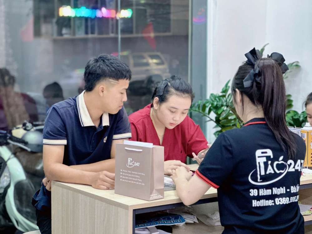 Khách hàng trải nghiệm mua iPhone cũ tại Táo 247 Hồ Chí Minh – máy zin 100%, giá rẻ, bảo hành dài hạn