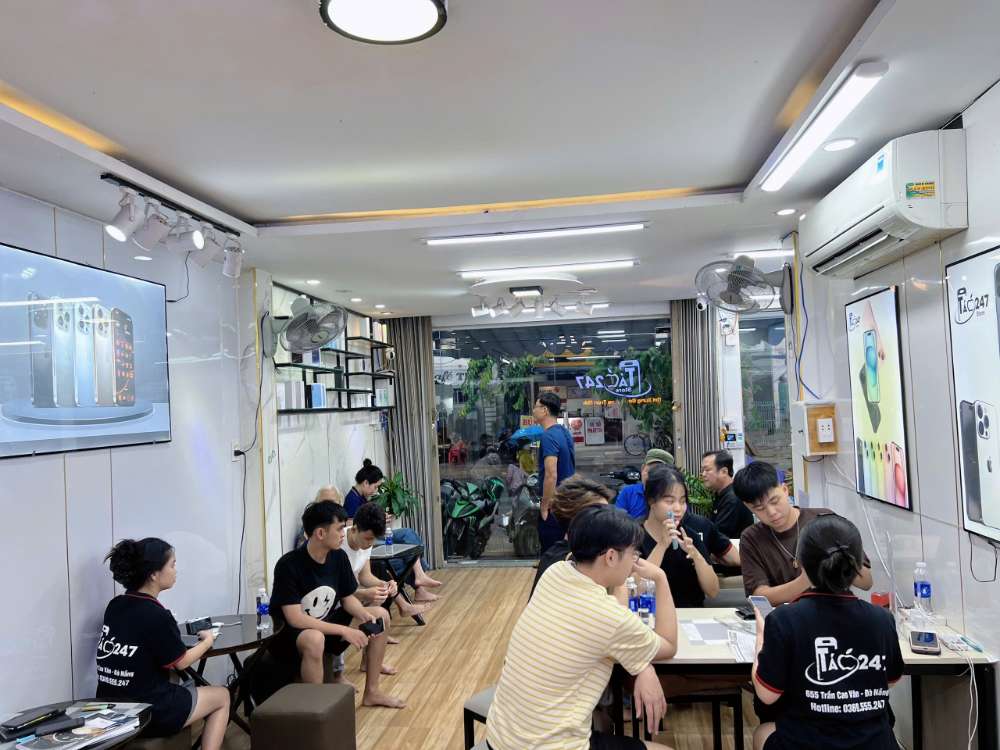 Không gian cửa hàng Táo 247 Hồ Chí Minh – đông khách mua iPhone giá rẻ, máy zin 100%, dịch vụ tận tâm