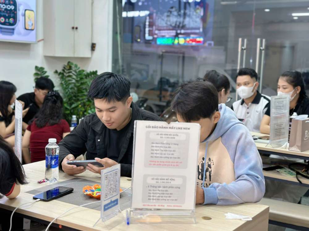 Khách hàng trải nghiệm iPhone giá rẻ tại cửa hàng Táo 247 Hồ Chí Minh – máy đẹp, zin 100%, bảo hành dài hạn