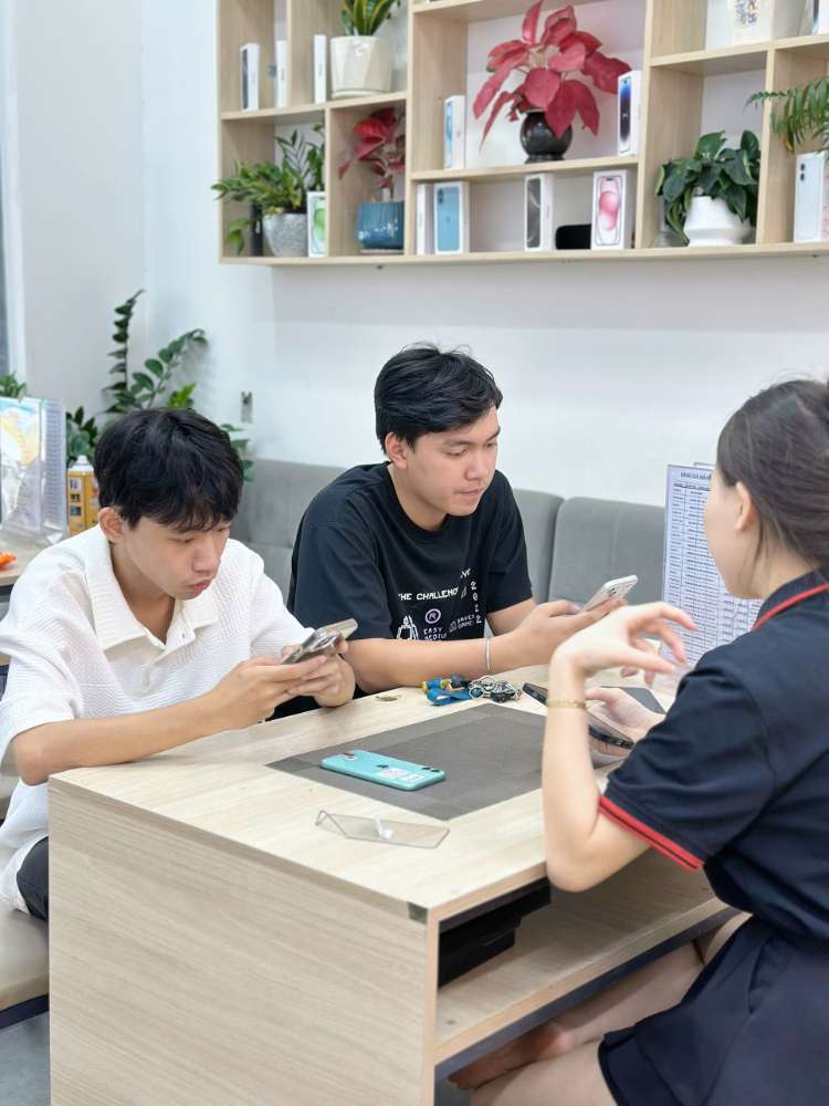 Khách hàng được nhân viên Táo 247 Hồ Chí Minh tư vấn chọn iPhone giá rẻ – máy zin 100%, bảo hành dài hạn