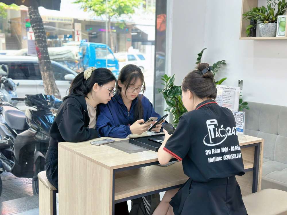 Nhân viên Táo 247 Hồ Chí Minh tư vấn khách hàng chọn mua iPhone mới chính hãng