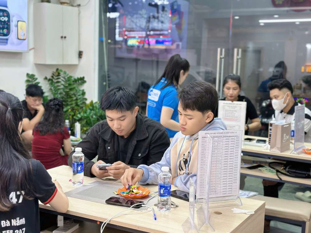 Khách hàng trải nghiệm mua iPhone trả góp tại cửa hàng Táo 247 Hồ Chí Minh – thủ tục nhanh, lãi suất 0%, nhận máy ngay