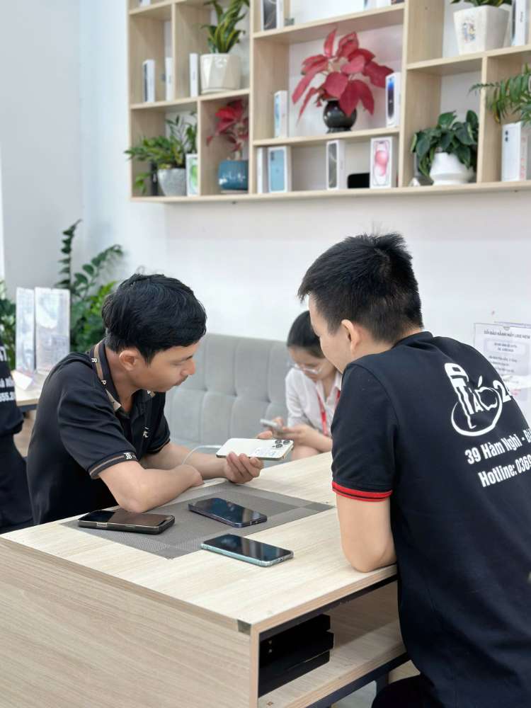 Nhân viên Táo 247 Hồ Chí Minh tư vấn khách hàng chọn iPhone cũ giá rẻ – máy zin 100%, bảo hành dài hạn