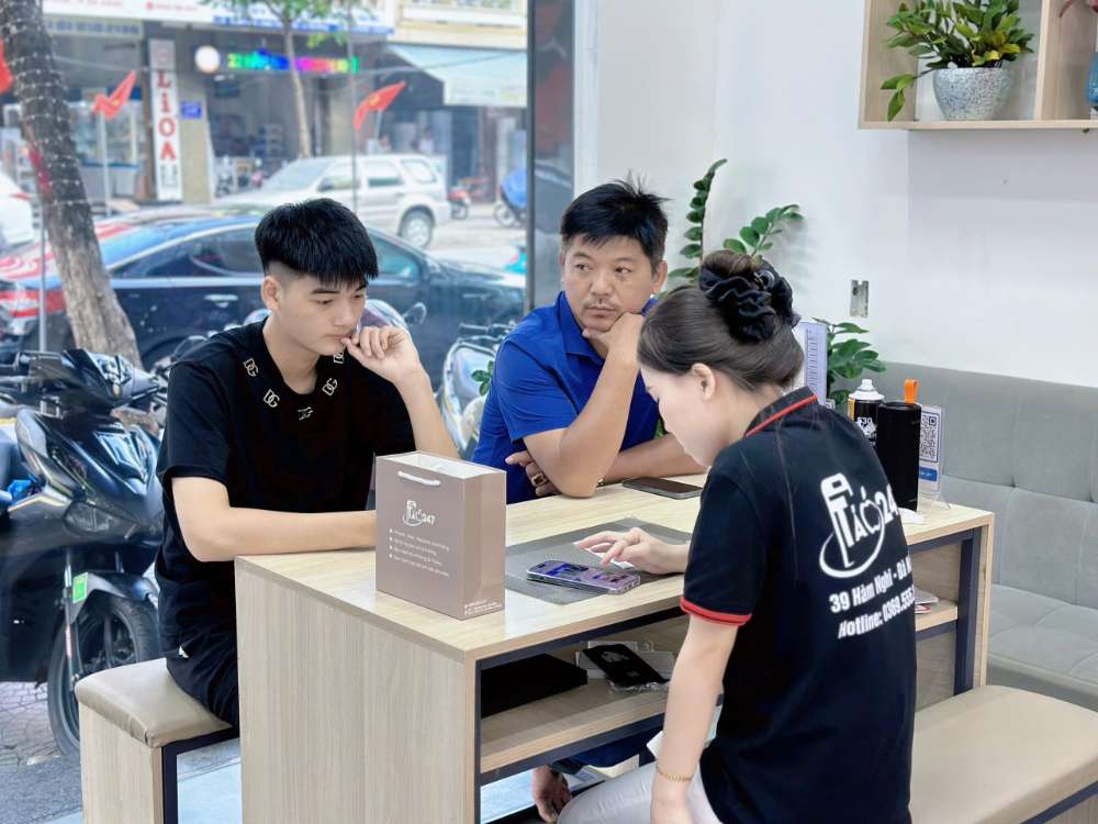 Nhân viên Táo 247 Hồ Chí Minh tư vấn khách hàng chọn mua iPhone giá rẻ – cam kết máy zin, bảo hành uy tín