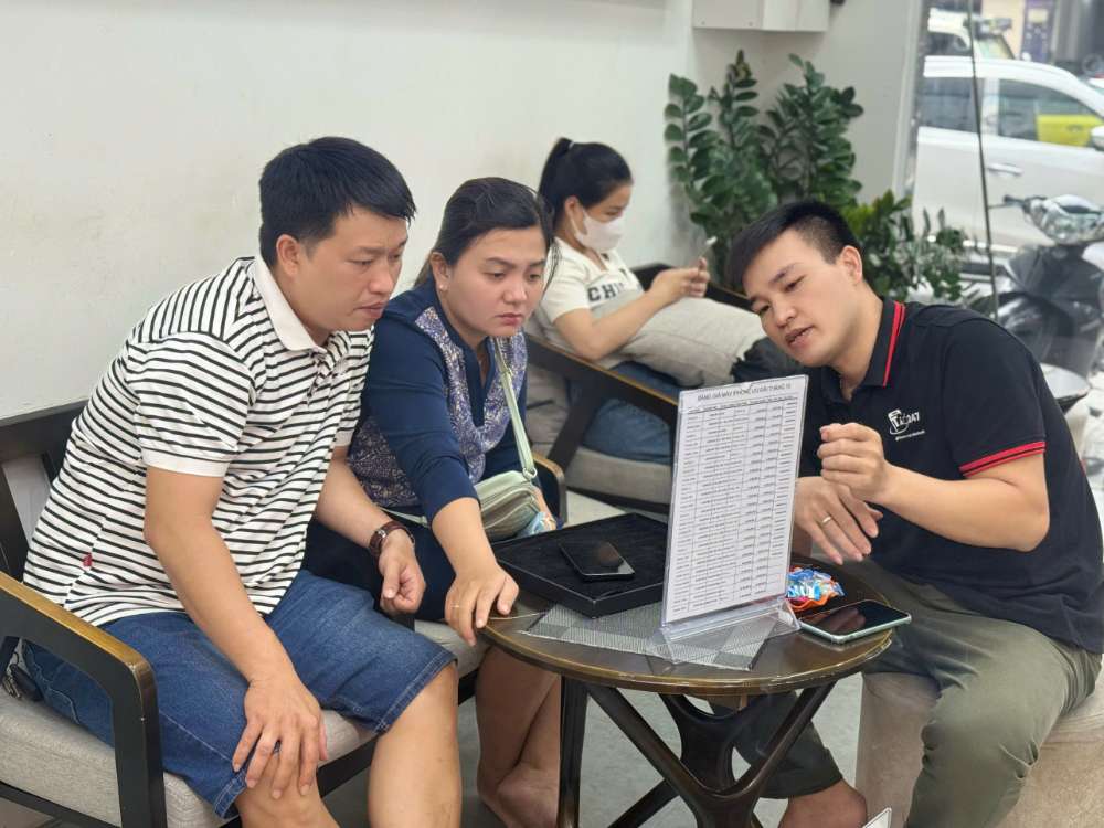 Nhân viên Táo 247 hướng dẫn khách hàng xem bảng giá thu cũ đổi mới iPhone tại Hồ Chí Minh – quy trình rõ ràng, hỗ trợ tận tình.