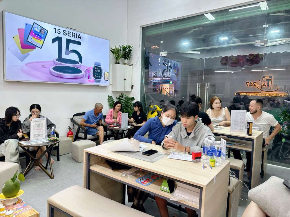 Không khí đông đúc tại cửa hàng Táo 247 Hồ Chí Minh, khách hàng tham gia chương trình thu cũ đổi mới iPhone sôi nổi và tin tưởng.