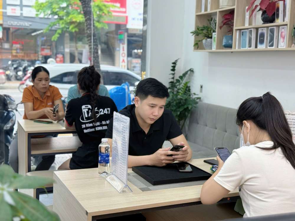 Khách hàng trải nghiệm iPhone cũ chính hãng tại cửa hàng Táo 247 Hồ Chí Minh – 509C Quang Trung, Gò Vấp, TP.HCM