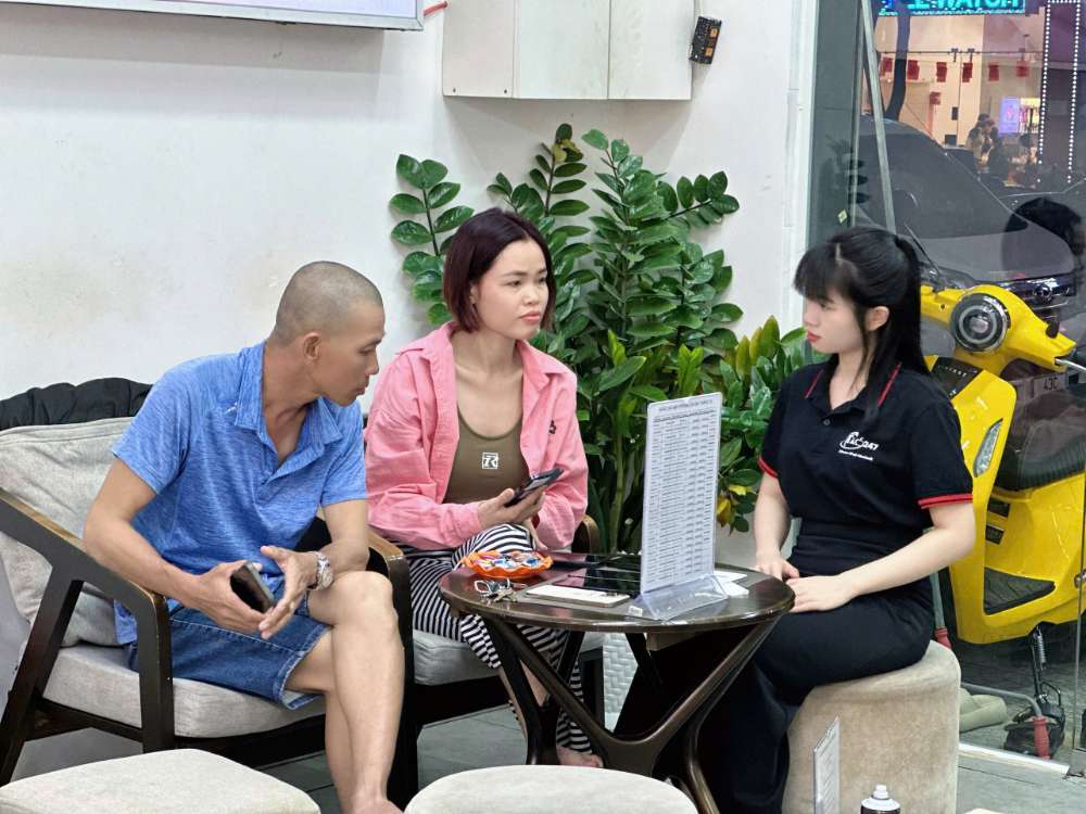 Khách hàng đang được nhân viên Táo 247 tư vấn thu cũ đổi mới iPhone tại Hồ Chí Minh – quy trình minh bạch, chuyên nghiệp.