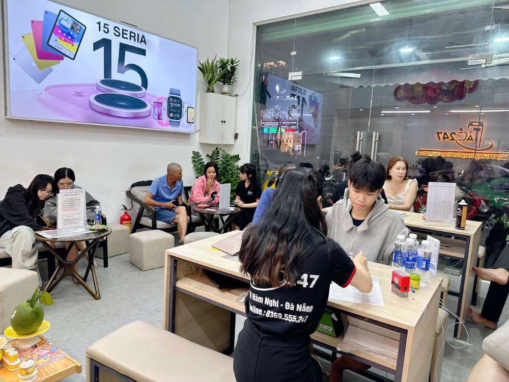Không khí sôi động tại cửa hàng Táo 247 Hồ Chí Minh, nơi khách hàng được tư vấn thu cũ đổi mới iPhone chuyên nghiệp, nhanh chóng.