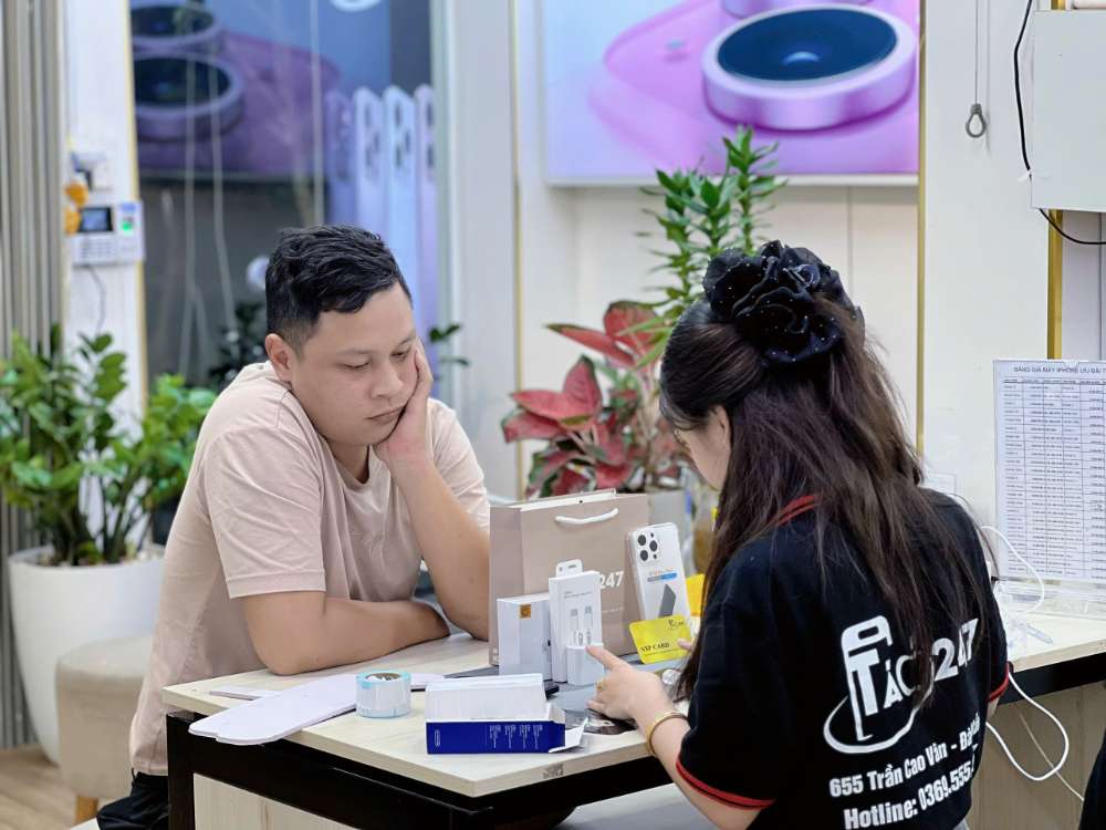 Nhân viên Táo 247 tư vấn khách hàng thu cũ đổi mới iPhone tại Hồ Chí Minh – báo giá minh bạch, hỗ trợ tận tâm và chuyên nghiệp.