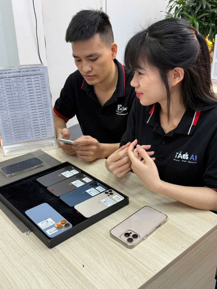 Nhân viên Táo 247 Hồ Chí Minh tư vấn iPhone cũ uy tín, máy zin 100%, giá tốt, bảo hành dài hạn