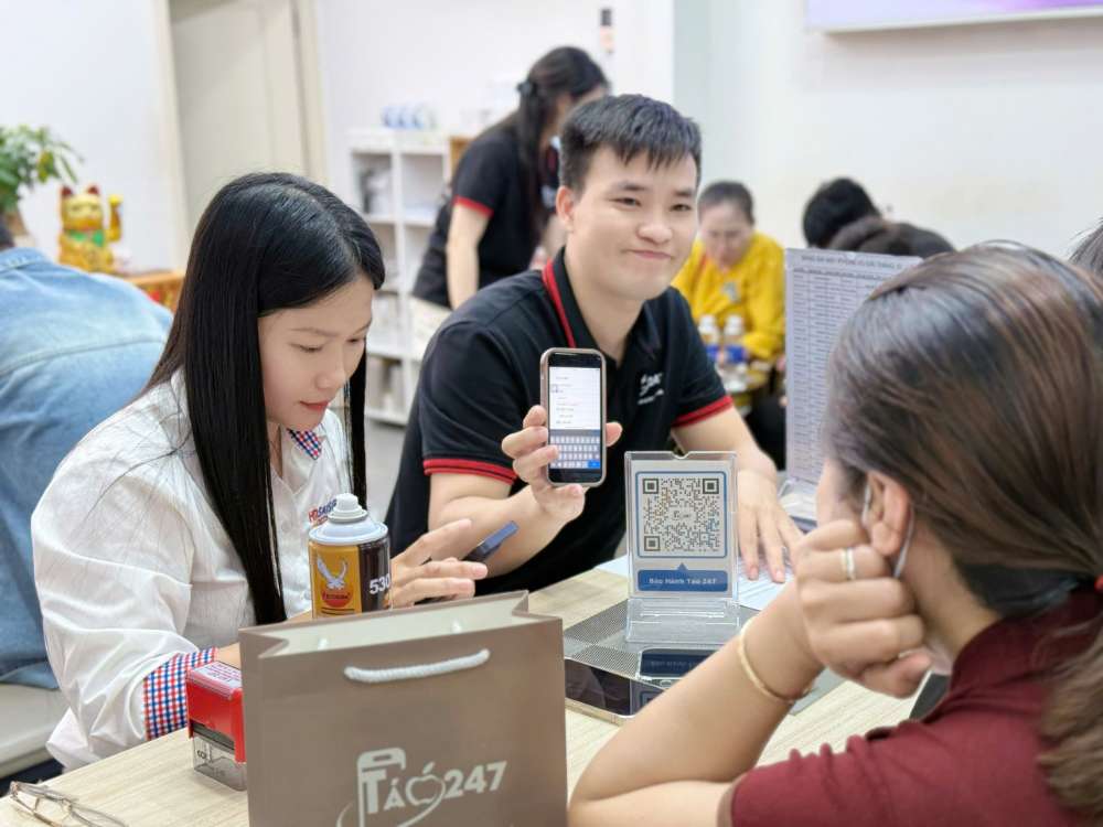 Nhân viên Táo 247 Đà Nẵng hỗ trợ khách hàng test iPhone cũ và thanh toán bằng QR – địa chỉ mua iPhone cũ giá rẻ, uy tín tại Gò Vấp.
