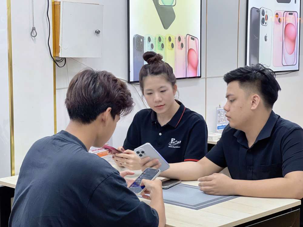 Nhân viên Táo 247 Hồ Chí Minh tư vấn khách hàng chọn mua iPhone cũ chính hãng – máy zin 100%, bảo hành dài hạn.