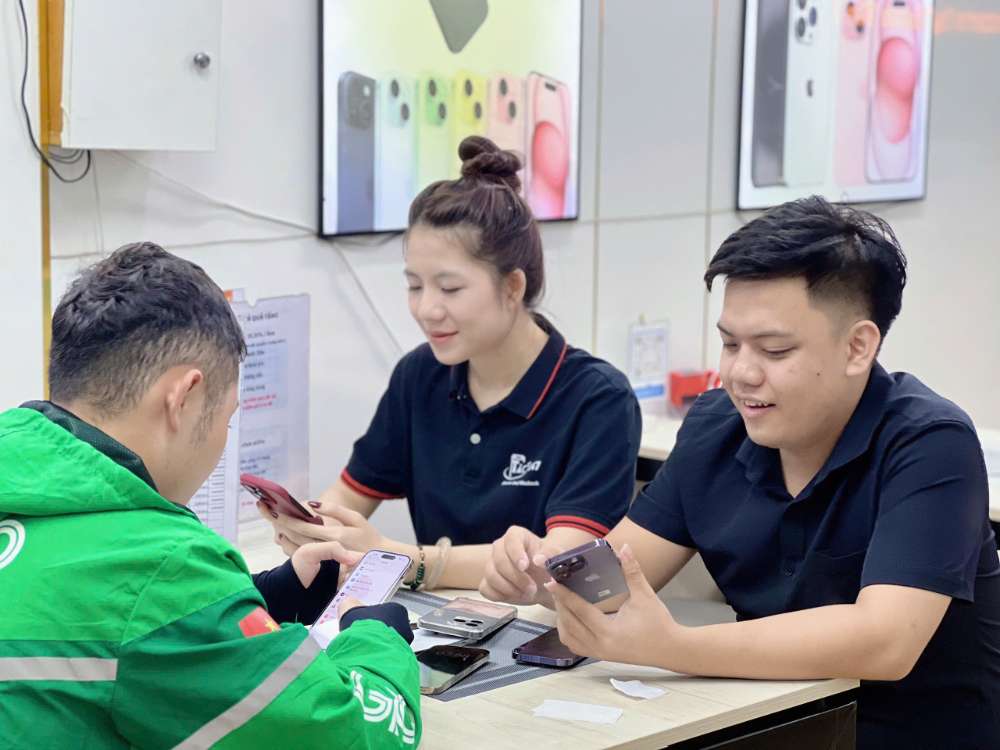 iPhone Cũ Trả Góp Hồ Chí Minh – Nhân viên Táo 247 hướng dẫn khách hàng kiểm tra máy trước khi mua